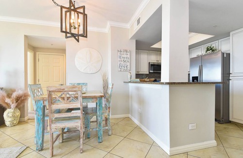 Destin Condo | Coastal chic beachfront condo w/updates & private balcony!