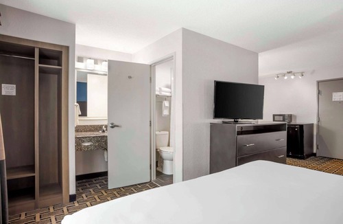 Donelson Hotel | Comfort Suites Nashville Airport - BNA