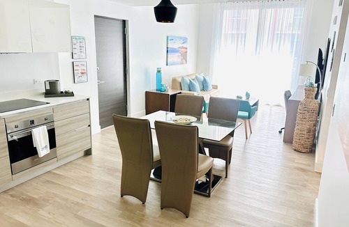 Hollywood Condo | CONDO@Hollywood BEACH ✦Rooftop POOL and HOT Tub ✦STEPS to BEACH ✦PET Friendly!