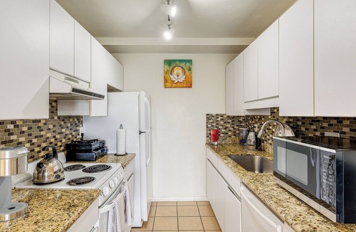 Pacific Beach Condo | Condo Near Hospitals & 1/2 Mi to Mission Bay!