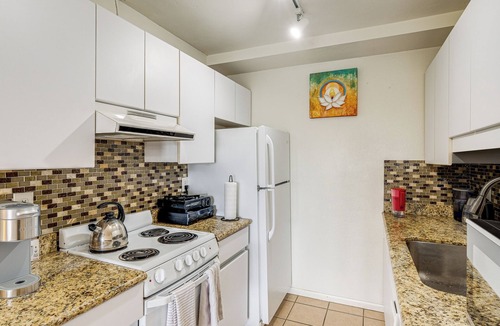Pacific Beach Condo | Condo Near Hospitals & 1/2 Mi to Mission Bay!