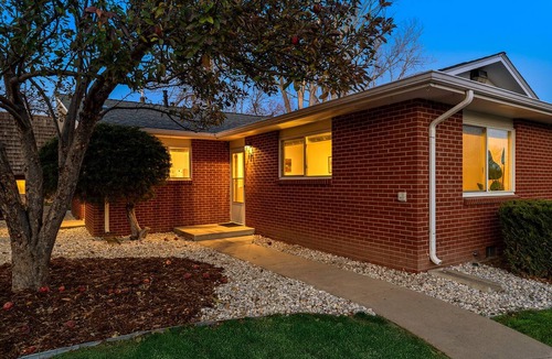 University Acres Condo | Couple’s Getaway | Dog Friendly, Bike to Old Town!