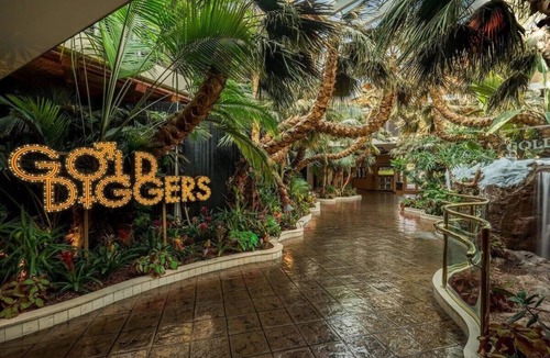 Laughlin House | Courtyard 2 Queen Beds at Golden Nugget Laughlin! Outdoor Pool!
