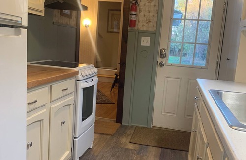 South Lee Apartment | Cozy 1-bedroom apartment in old farm house in historic South Lee