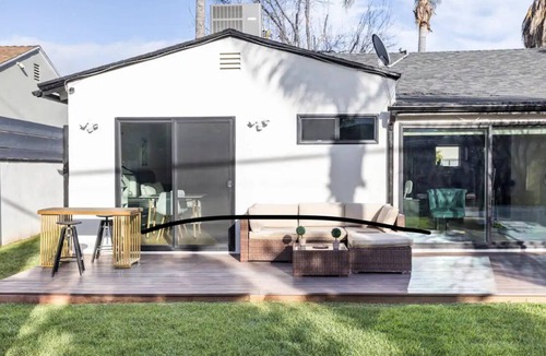 Tarzana House | Cozy 1-bedroom house with AC, WiFi in lovely Los Angeles