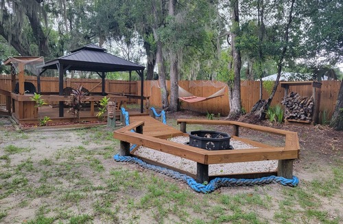 Welaka House | Cozy 3-bedroom, 2 full bath mobile home on half acre in charming Welaka!