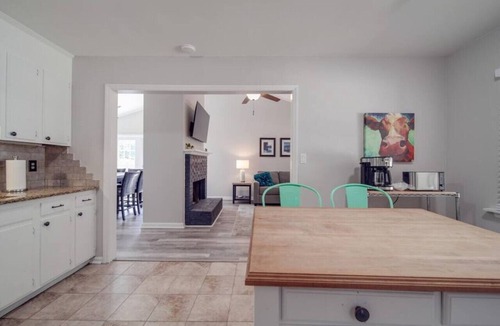 Biddleville House | Cozy 3-BR Bungalow—City Views—Fire Pit—Football!