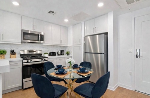 Glendale Apartment | Cozy apt with pool/gym/hot tub/rooftop, free parking in gorgeous Glendale