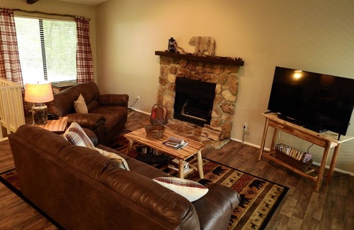 Qualla Cabin | Cozy Bear Lodge on top of Casey's Mountain! - Great Location!