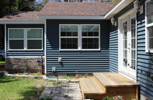Arcadia House | Cozy Cedar Cottage Just Off Scenic M22 by Lower Herring Lake