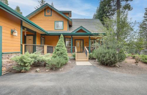 Lake Almanor West House | Cozy Chester Home w/Patio & Lake Access!