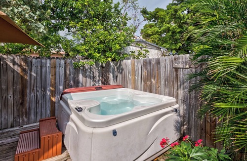Old Town Cabin | Cozy Cottage with Private Hot Tub, Tranquil Garden & Parking - Dogs OK