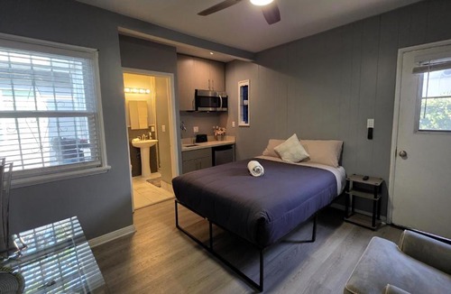Melrose Apartment | Cozy Hollywood Studio with Kitchenette near Hollywood Sign and Walk of Fame