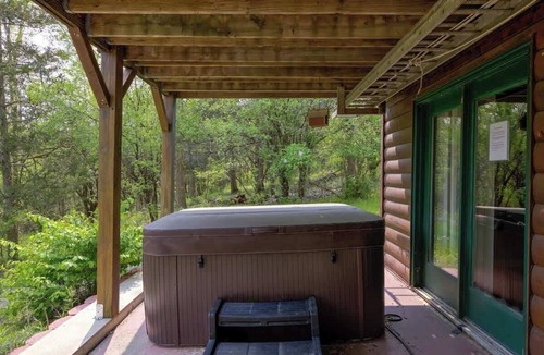 Athens House | Cozy Lake Front Cabin with Hot Tub! Sleepy Hollow