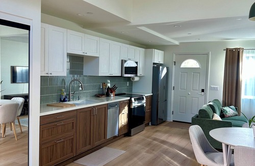 North Park Apartment | Cozy & modern studio in desirable North Park/Morley Field area