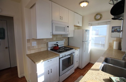 Mission Beach Cottage | Cozy Ocean View Beach Cottage, Steps to Ocean,Large EnclosePatio -1BR- Sleeps 5