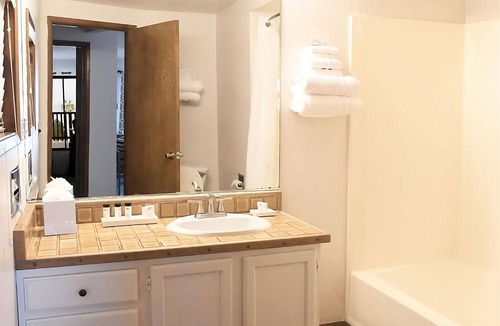 Village of La Jolla Hotel | Cozy Queen Accommodation at La Jolla Cove Hotel