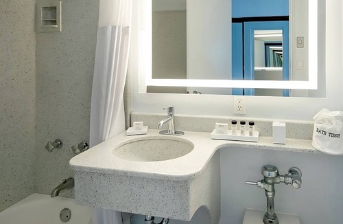 Village of La Jolla Hotel | Cozy Queen Accommodation at La Jolla Cove Hotel