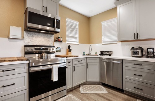 Santa Clarita House | Cozy Santa Clarita Cottage Near Lake & Attractions