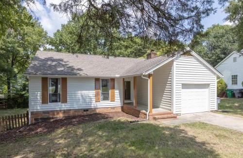 Pineville House | Cozy Single-Story near Pineville Hospital, games