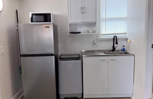 West Park Apartment | Cozy studio, centrally located, WiFi, free parking, pet friendly