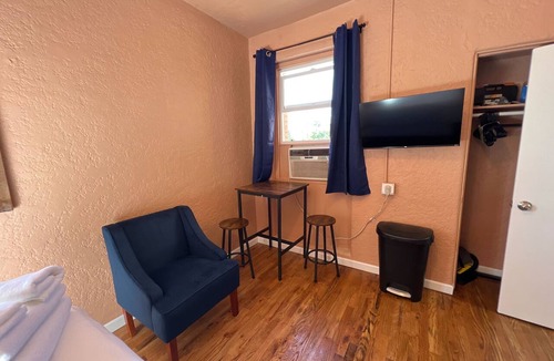 Westlake Apartment | Cozy studio in fabulous Los Angeles with refreshing AC
