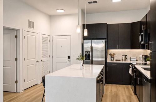 Cherry Apartment | CPCC Area Escape | Pool Gym Parking Balcony
