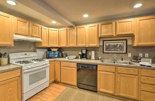 Grand Haven Apartment | Cute Grand Haven Apartment: Walk Downtown Streets!