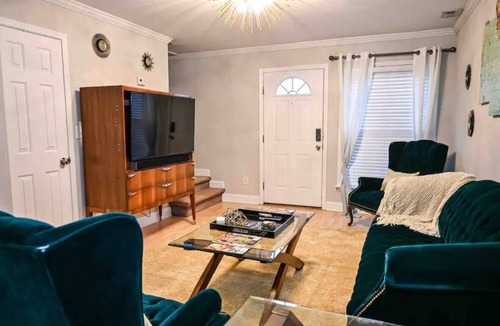 Villa Heights House | Cute Townhome with King & Queen Beds in Plaza Midwood-10 min drive uptown