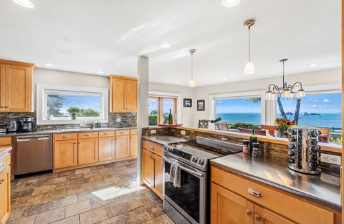 Crescent City North House | del Playa: Luxurious Craftsman Beachfront Home