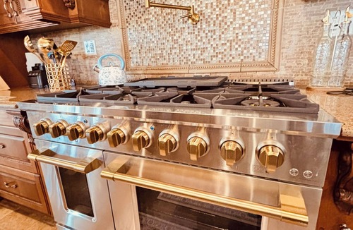 Eola House | Delightful, 6-bedroom-King beds house in charming Naperville-Aurora, 5 TV’s-WiFi