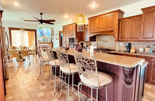 Eola House | Delightful, 6-bedroom-King beds house in charming Naperville-Aurora, 5 TV’s-WiFi