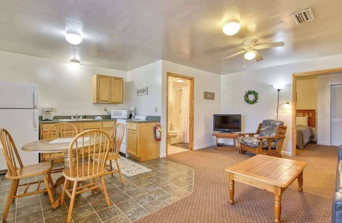 Waynesville Condo | Dog-friendly condo with on-site golf and lakeside pool - 500 ft. from the lake
