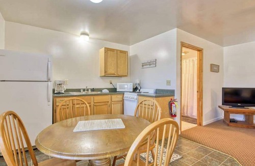 Waynesville Condo | Dog-friendly condo with on-site golf and lakeside pool - 500 ft. from the lake