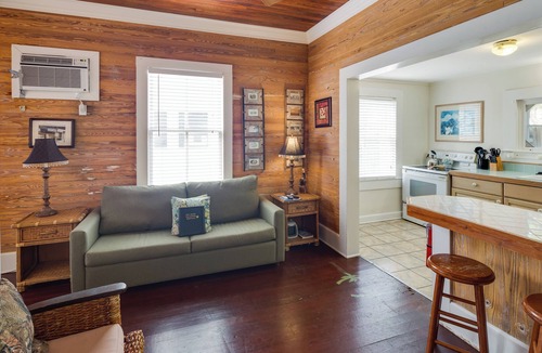 Old Town Cabin | Dog-Friendly Cottage with Private Hot Tub & Garden - Great Downtown Location