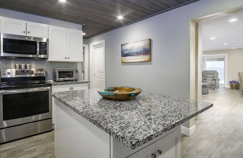 Little Venice House | Dolfan Oceanfront Cottage Direct oceanfront with 50 ft of dockage and jacuzzi