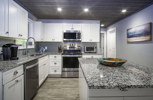 Little Venice House | Dolfan Oceanfront Cottage Direct oceanfront with 50 ft of dockage and jacuzzi