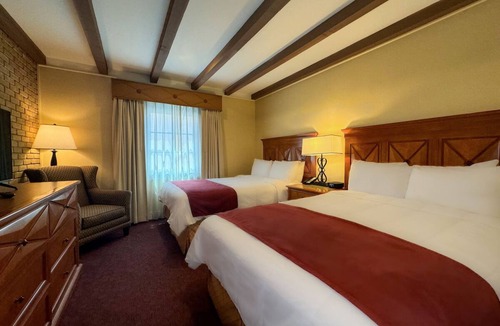 Western Division Hotel | Downtown Laredo Stay with Two Pools, Airport Shuttle, Grill & Hot Tub
