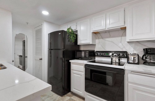 Downtown Palm Springs Condo | DOWNTOWN PALM SPRINGS POOLSIDE LOWER CONDO STEPS TO CASINO