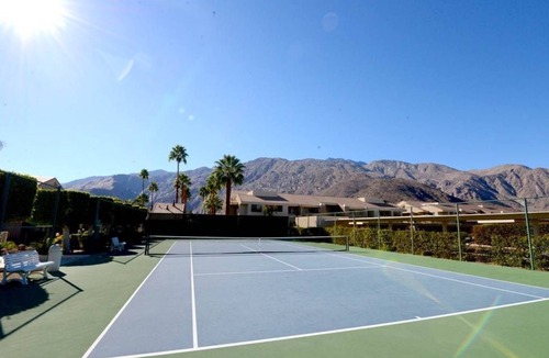 Downtown Palm Springs Condo | DOWNTOWN PALM SPRINGS POOLSIDE LOWER CONDO STEPS TO CASINO