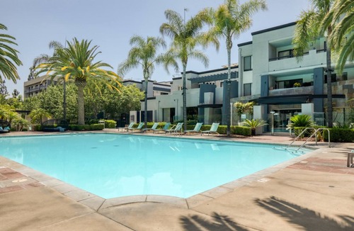 Downtown Burbank Apartment | Elegant Burbank 1BR w/ BBQ, Gym & Pool, near TJ & WF, by Blueground