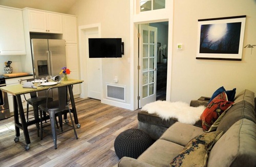 Freestone House | Elegant guest house within walking distance to fabulous downtown Sebastopol