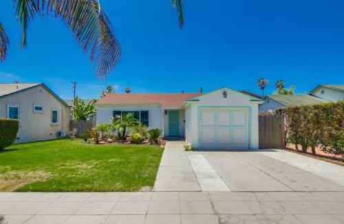 Pacific Beach House | Emerald Sea - 2 BD beach cottage with large yard - pet friendly