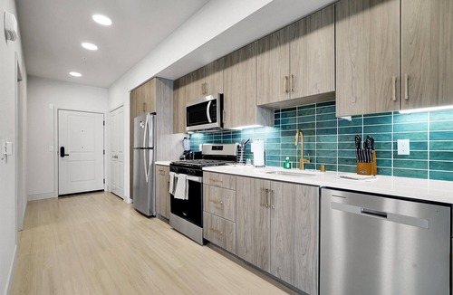 Midway District Apartment | Enjoy the Pool & Spa | nr Airport & Downtown