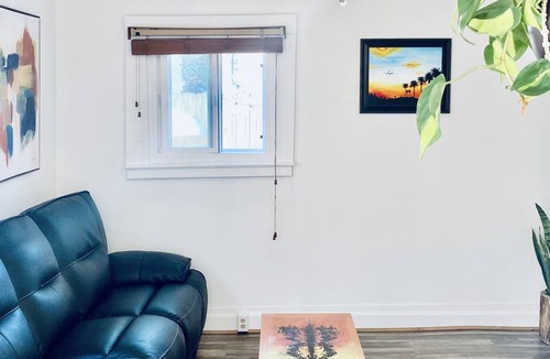 Golden Hill Cottage | ☀️Entire Home⭐️Private outdoor yard/dining space, Central A/C, parking!🚗