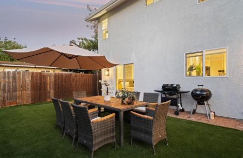 Bostonia House | Entire Private House with Garage, Gated Yard, King Bed House,3 Bedrooms 2 Bathrooms, Available Now
