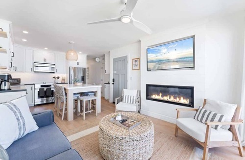 Mission Beach House | Entire Upper Oceanfront Masterpiece with Rooftop, Hot Tub + Sauna