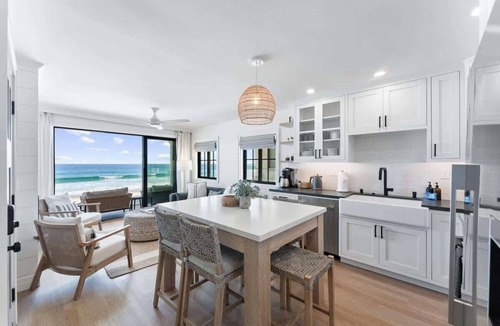 Mission Beach House | Entire Upper Oceanfront Masterpiece with Rooftop, Hot Tub + Sauna