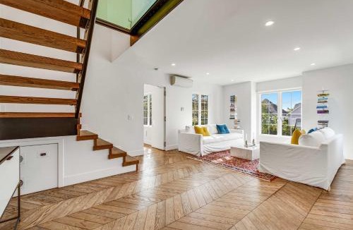 Beach Barber Tract House | European Charm Meets La Jolla Rooftop Views