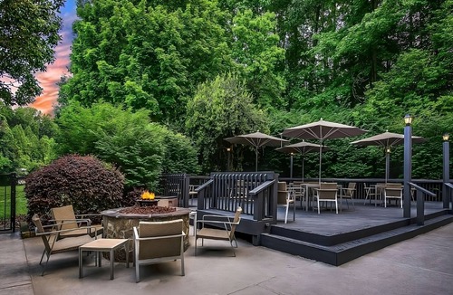 Executive Park Hotel | Experience Soothing Moments & Luxury! Pet-Friendly, Parking, Pool!